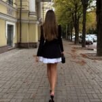 470564091_17907198297066125_2381635633240243561_n Juoda mini suknelė su balta klostuota apačia