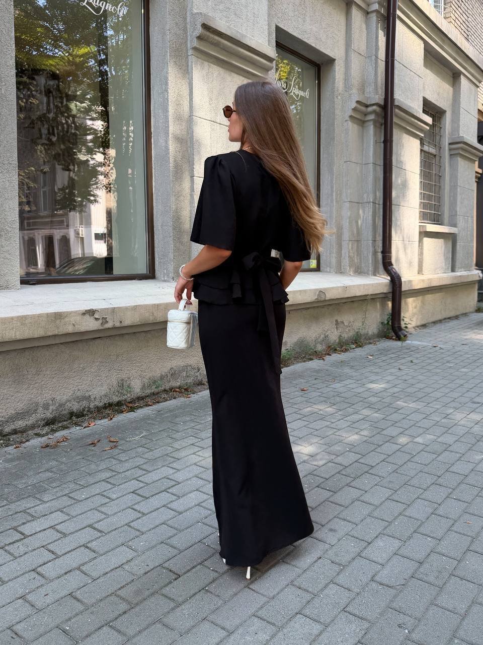 Juodas elegantiškas dviejų dalių kostiumėlis su ilgu sijonu